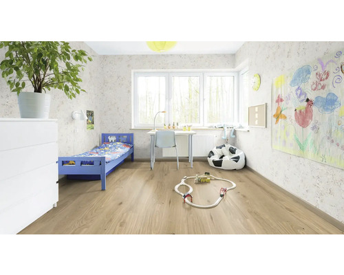 Kinderzimmer mit Bett, Schreibtisch, Stuhl und Laminatboden.