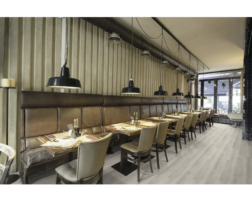 Innenaufnahme eines Restaurants mit Tischen, Stühlen, Beleuchtung und Sitzbank