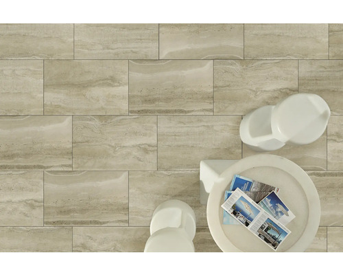 Beige Fliesenboden mit Steinstruktur und Sitzecke