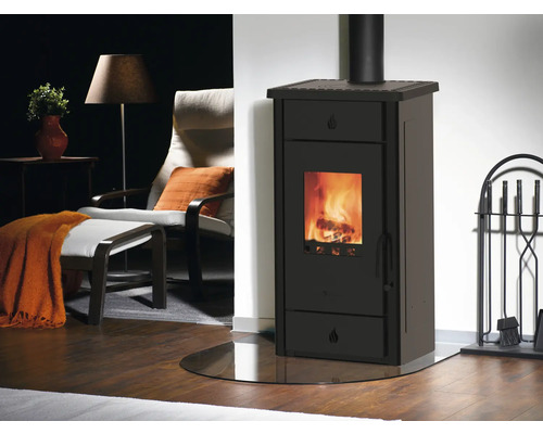 Kaminofen mit Zubehör in einem Wohnzimmer