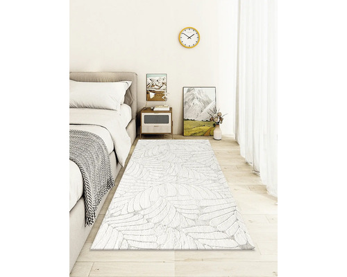 Schlafzimmer mit Bett, Nachttisch und gemustertem Teppich