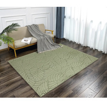 Grüner Teppich mit Blattmuster in einem Wohnzimmer mit Couch
