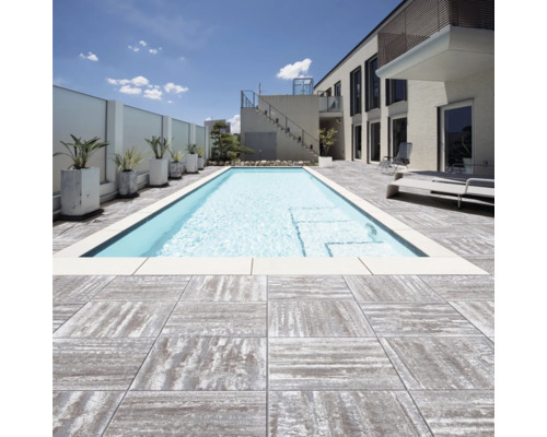 Außenbereich mit Pool und Terrassenplatten aus Stein