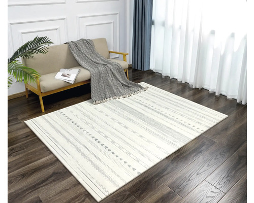 Teppich mit geometrischem Muster in einem Wohnzimmer mit Couch