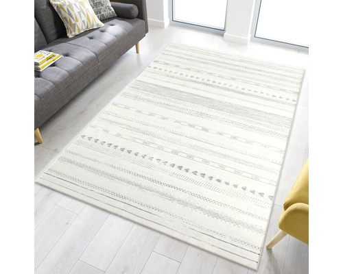Rechteckiger Teppich mit grafischem Muster in einem Wohnzimmer
