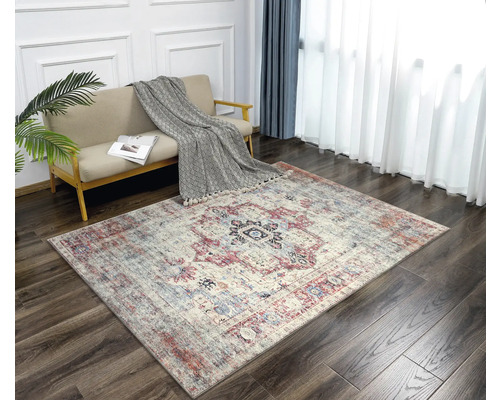 Gemusterter Teppich im Wohnzimmer mit Sofa