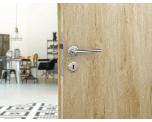 Detailaufnahme einer Holztür mit Griff und Schlüsselloch