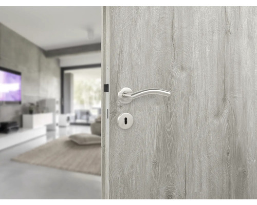 Tür mit Beschlag in einem hellen Wohnraum