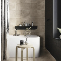 Badezimmer mit Badewanne, Wandregal, Hocker und Fliesen
