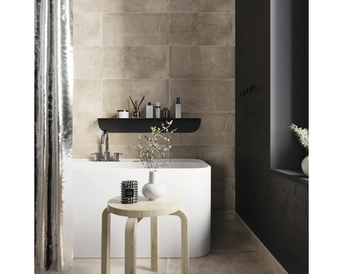 Badezimmer mit Badewanne, Wandregal, Hocker und Fliesen