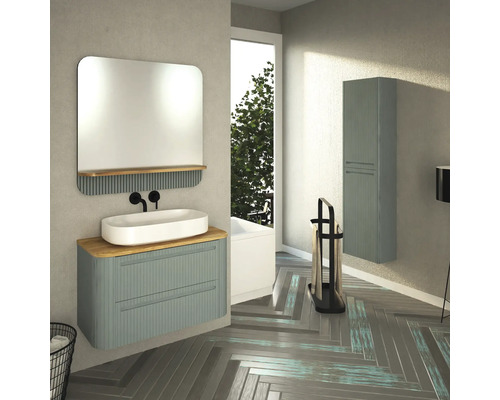 Modernes Badezimmer mit Waschbecken, Spiegel und Handtuchständer