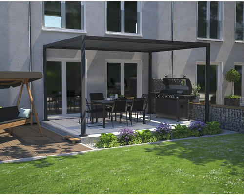 Terrasse mit Pavillon, Gartengrill und Sitzgruppe vor einem Wohnhaus