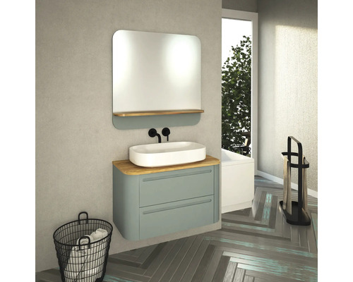 Helles Badezimmer mit Waschtisch, Spiegel und Handtuchkorb