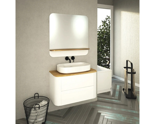 Badezimmer mit Waschtisch, Spiegel, Handtuchständer und Wäschekorb