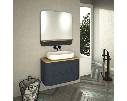 Modernes Badezimmer mit Waschtisch, Spiegel und Handtuchständer