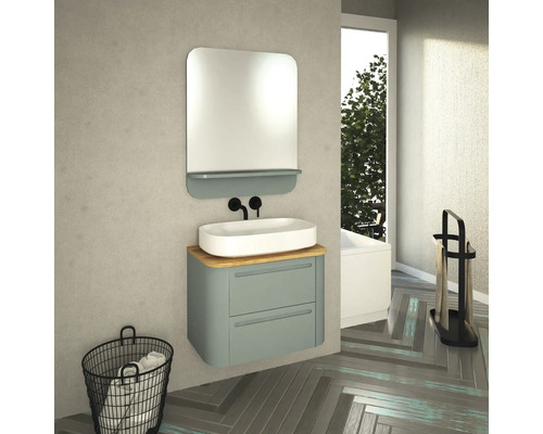 Badezimmer mit Waschtisch, Spiegel, Ablagefläche, Waschbecken, Handtuchkorb und Handtuchhalter