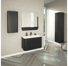Badezimmer mit Waschbeckenunterschrank, Spiegel, Hängeschrank und Hochschrank in dunkler Holzoptik