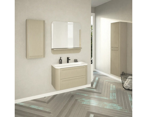 Badezimmer mit Waschtisch, Spiegelschrank und Hochschrank