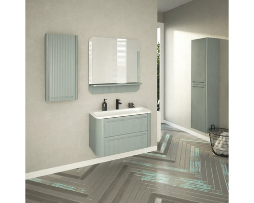 Badezimmer mit Waschbecken, Spiegel und Hochschrank