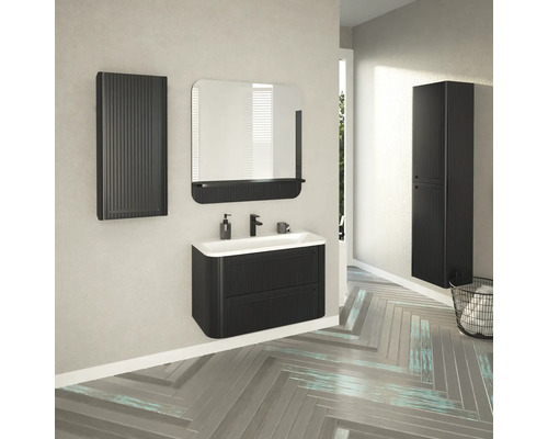 Modernes Badezimmer mit Waschbeckenunterschrank, Spiegel, Hängeschrank und Hochschrank.