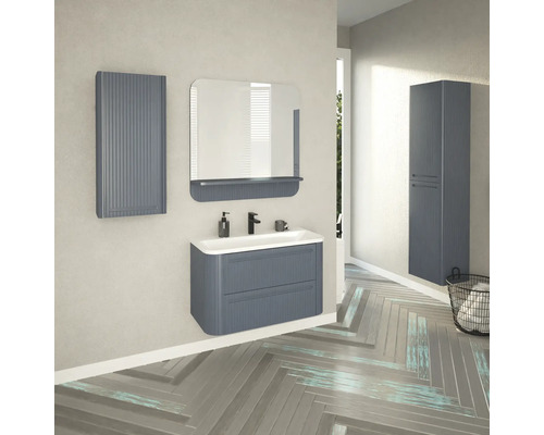 Badezimmer mit Waschtisch, Spiegel, Hängeschrank und Hochschrank