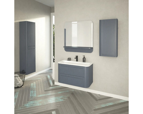 Badezimmer mit Waschtisch, Spiegel, Hängeschrank und Hochschrank in abgestimmtem Design