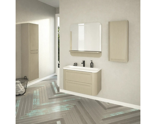 Badezimmer mit Waschtisch, Spiegel und Hochschrank