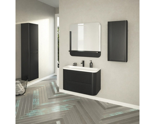 Badezimmer mit Waschtisch, Spiegel, Hochschrank und Heizkörper