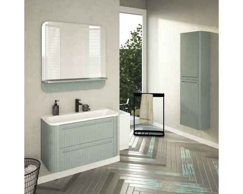 Badezimmer mit Waschtisch, Spiegel, Handtuchhalter und Hochschrank