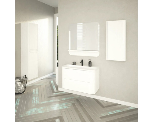 Badezimmer mit weißem Waschtischunterschrank, Spiegel, Spiegelschrank und Hochschrank