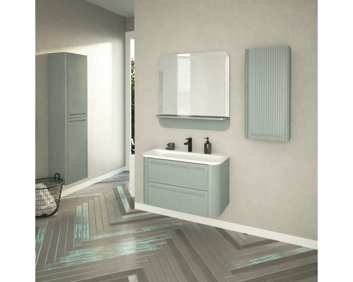 Badezimmer mit Waschbeckenunterschrank, Spiegel, Spiegelschrank und Hochschrank