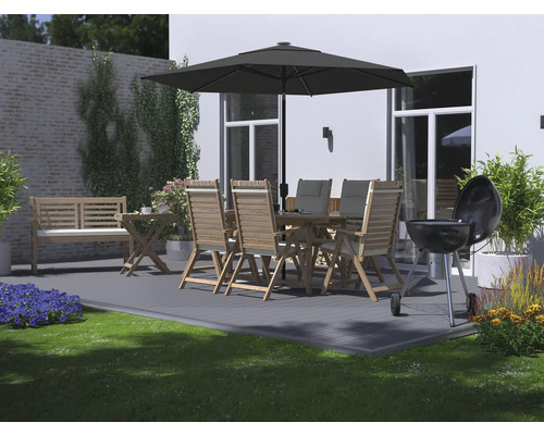 Terrasse mit Gartengarnitur, Grill und Sonnenschirm