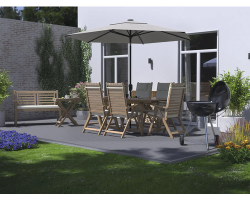 Garten mit Esstisch, Stühlen, Sonnenschirm, Grill und Bank auf einer Terrasse