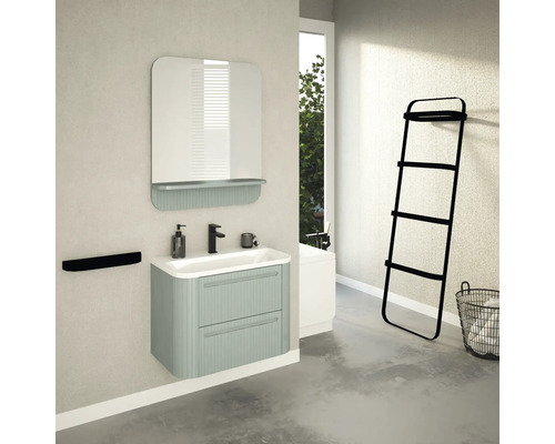 Badezimmer mit Waschtisch, Spiegel, Handtuchhalter und Handtuchständer