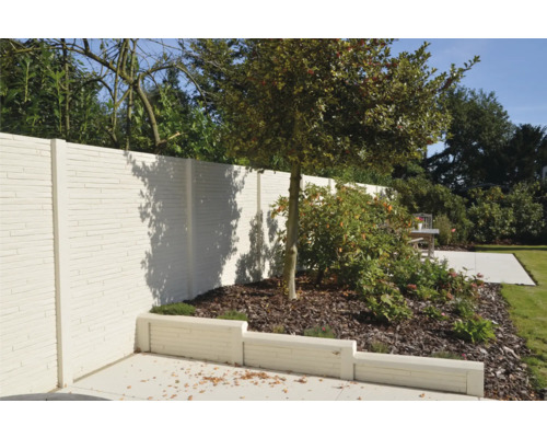Garten mit Betonzaun und Baum