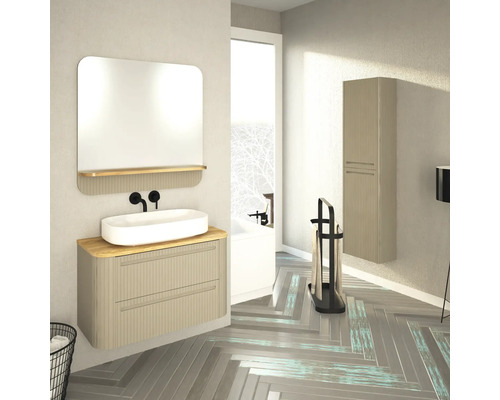 Badezimmer mit Waschtisch, Spiegel, Hochschrank und Badewanne