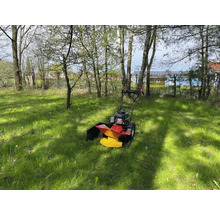 Wiesenmäher im Einsatz auf einer Rasenfläche