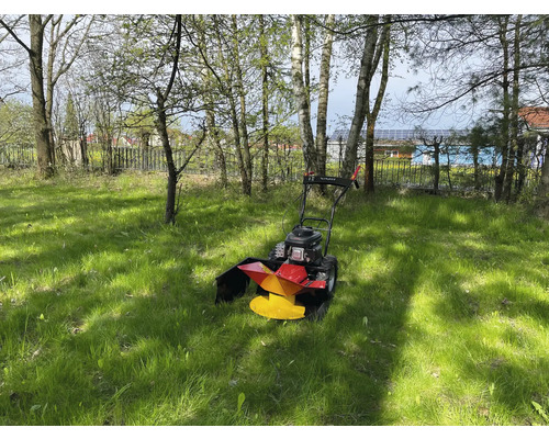 Wiesenmäher im Einsatz auf einer Rasenfläche