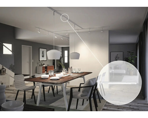 Esszimmer mit Esstisch und Schienensystem mit Strahlern und Pendelleuchten