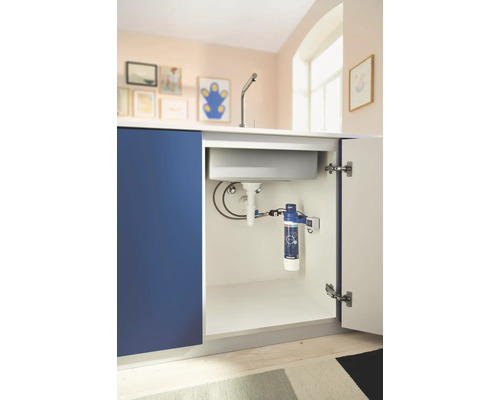 Küchenspüle mit geöffnetem Unterschrank und eingebautem Wasserfilter