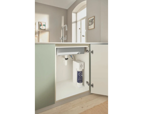 Küchenszene mit Spüle und einem Grohe Blue Wassersystem im Unterschrank.
