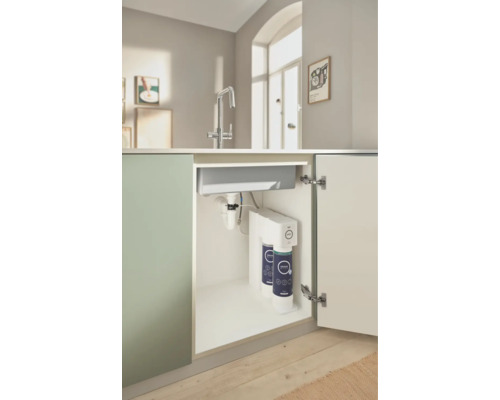 Küchenszene mit einem Wasserfiltersystem unter der Spüle