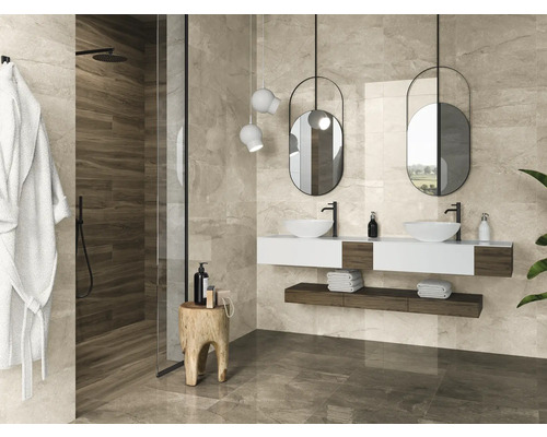 Modernes Badezimmer mit Dusche, Waschtisch und Fliesen in Natursteinoptik