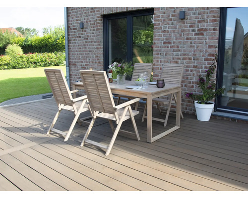 Gartenmöbelset mit Holztisch und vier Holzklappstühlen auf einer Terrasse