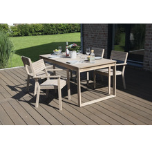 Gartenszene mit Esstischgruppe aus Holz auf einer Terrasse