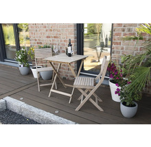 Gartenset mit Klapptisch und zwei Klappstühlen auf einer Terrasse