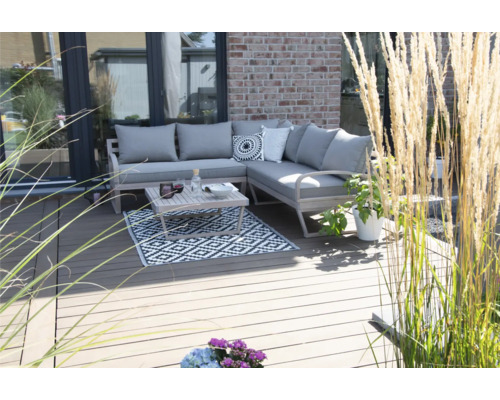 Terrasse mit Ecklounge, Couchtisch und Teppich im Außenbereich