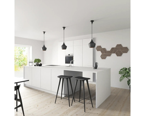 Helle Küche mit weißen Schränken, Kochinsel, Barhockern und Pendelleuchten