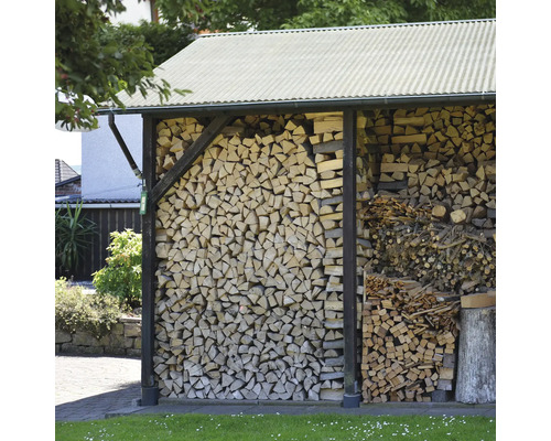 Holzlager mit gestapeltem Brennholz und Anmachholz
