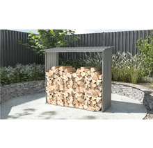 Holzlager aus Metall im Garten mit gestapeltem Brennholz
